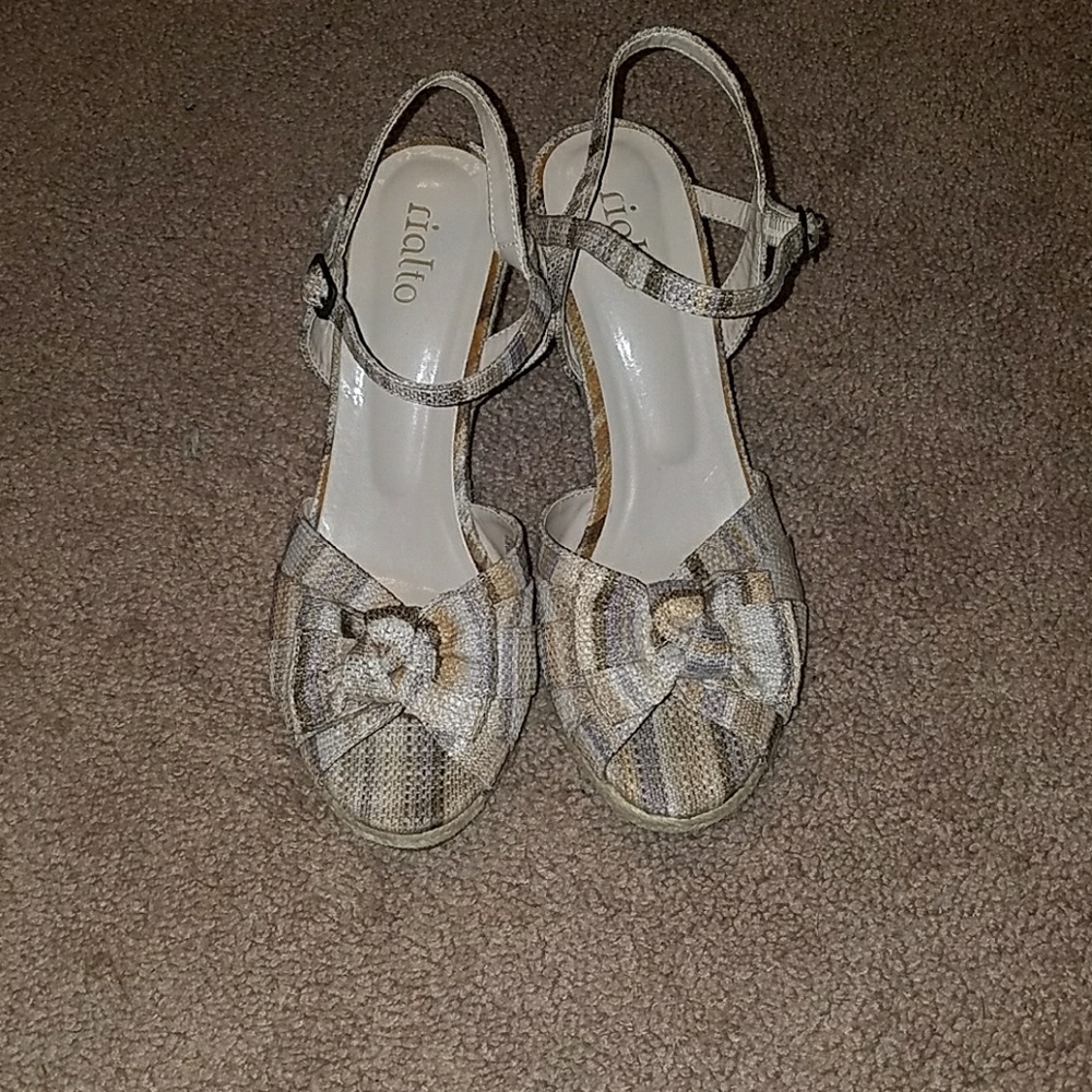 Strapped wedge